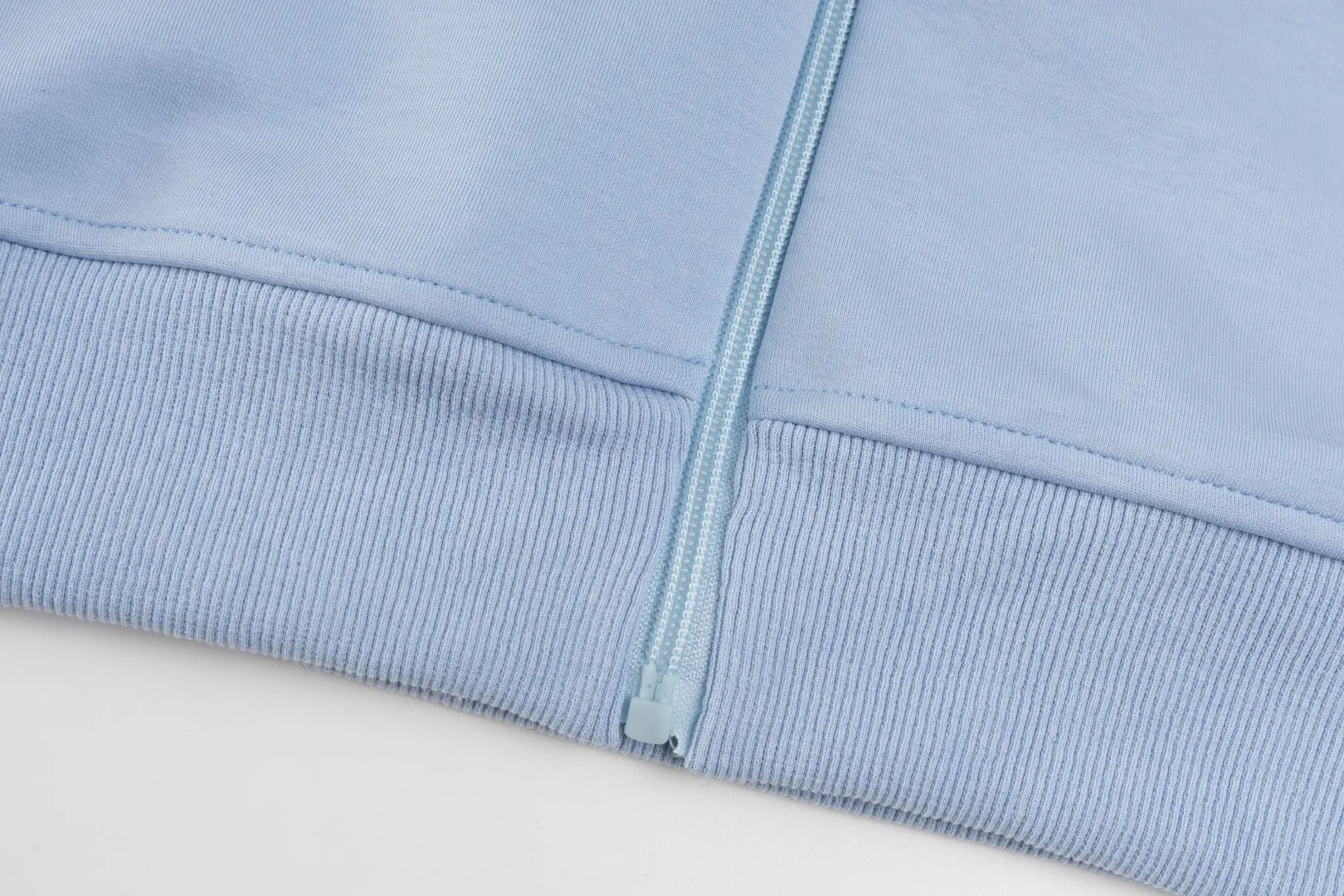 P236 #R95 Ralph Lauren/Ralph Lauren Twelve Color Pony🐎 Embroidered zipper cardigan jacket hooded sweatshirt This hooded sweatshirt is decorated with a simple style that represents Ralph Lauren. It is paired with a pony embroidery pattern, which is three-dimensional and full! The solid color fabric paired with exquisite embroidery instantly sets it off! Hooded sports design, loose and casual fit! The overall texture is very strong! Through the pictures, we can feel the thickness and texture of custom-woven and dyed threads. The workmanship is exquisite. They are shipped from major foreign trade factories. They are all made by masters with many years of experience. Everything is of high standards and requirements! Simple and versatile style ~ super delicate and soft, close to the body without being tied, all fabrics and accessories are original custom-made and of high quality! Perfectly reflects the brand’s sense of superiority! Standard cut, comfortable stretch, unrestricted movement! Highly practical, high-end and classy! Versatile style ~ can be paired with jeans or jogging pants. Ideal for transitioning from your morning commute to weekend events!  Color: Black with red label Black with white label Khaki Navy blue with red label Navy blue with white label White Light gray Dark gray Burgundy Army green Light blue Pink Size: S M L